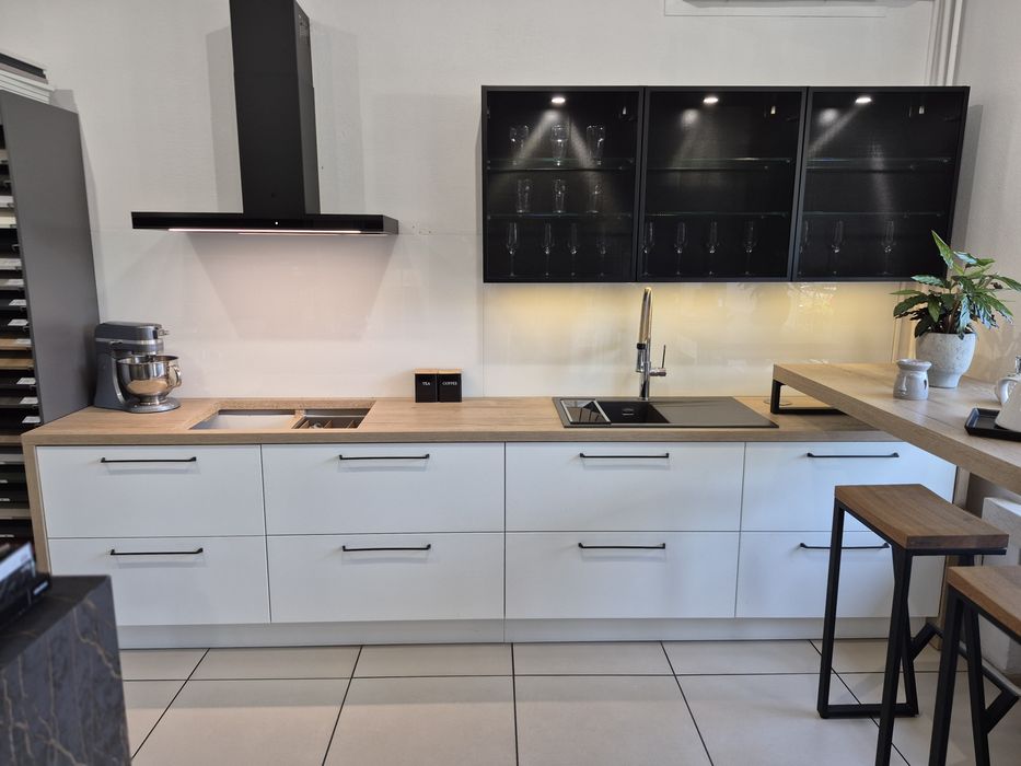 Nowoczesna kuchnia z ekspozycji Poznań