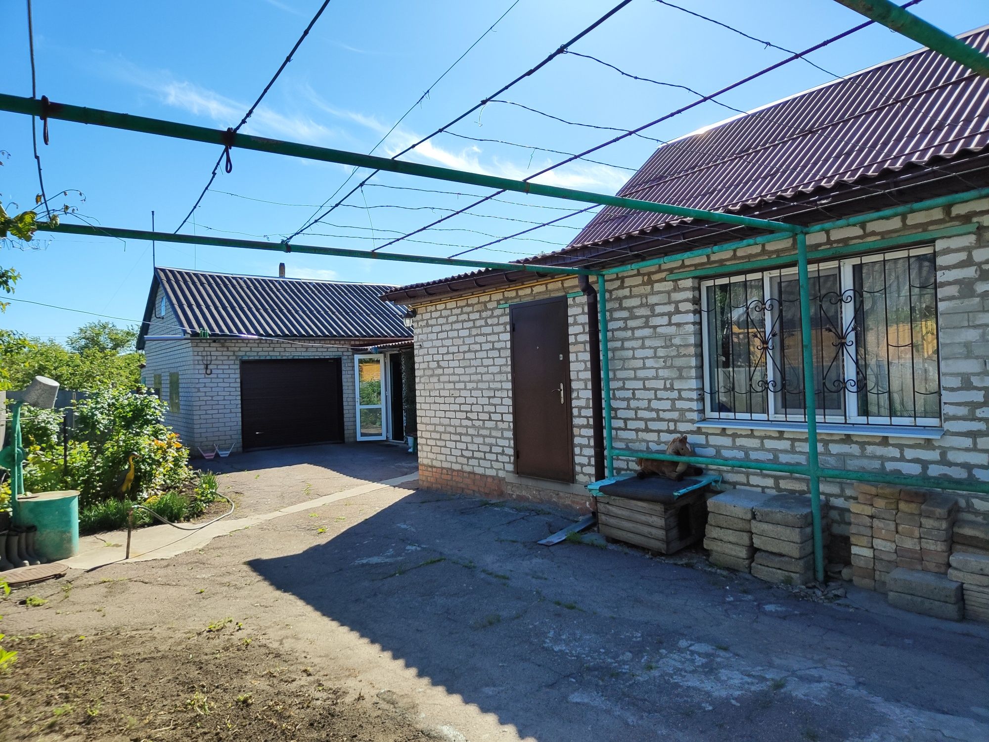Продам подвір'я з двома будівлями або обмін на квартиру.