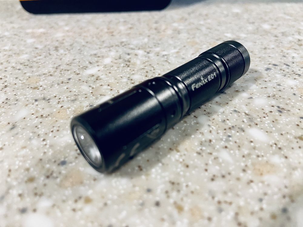 Mini latarka brelok Fenix E1 v2 bateria AAA 100lumen