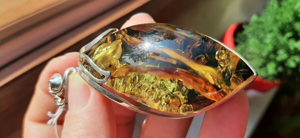 Wyjątkowy wisior bursztyn w srebrnej oprawie