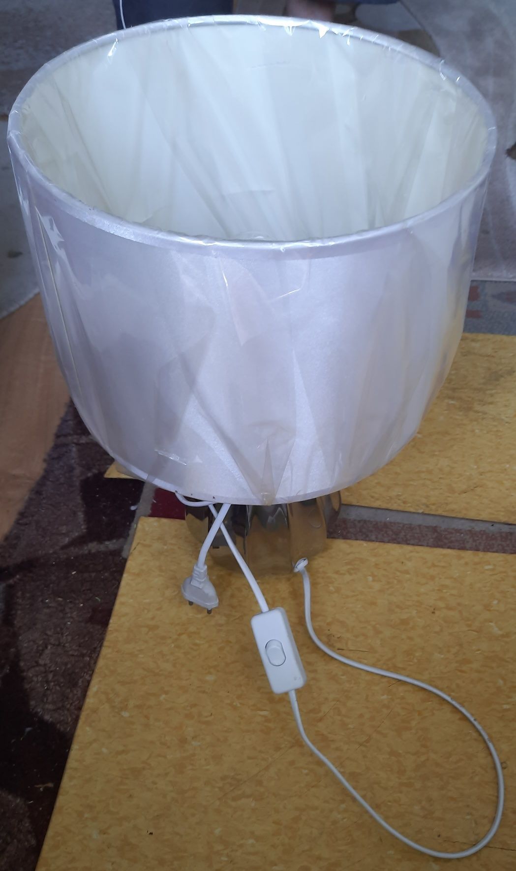 Lampa z ozdobnym abażurem i srebrną podstawą