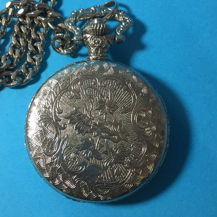 Relógio de Bolso com corrente prateada - marca DIPLOMATE