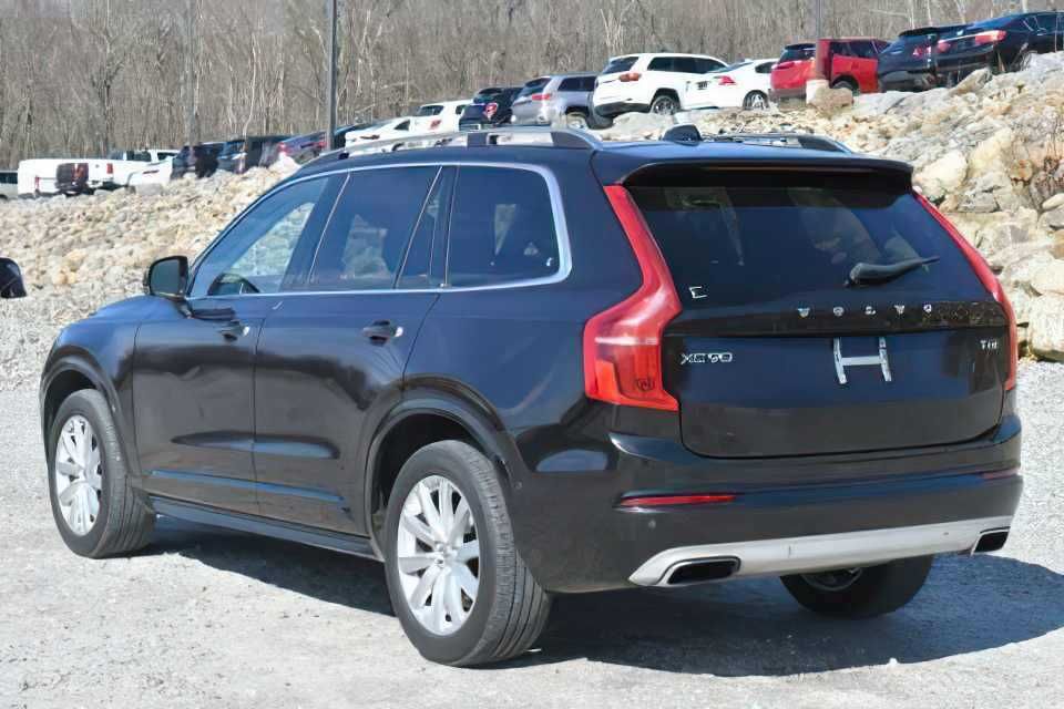 2016 Volvo XC90 T6 Momentum