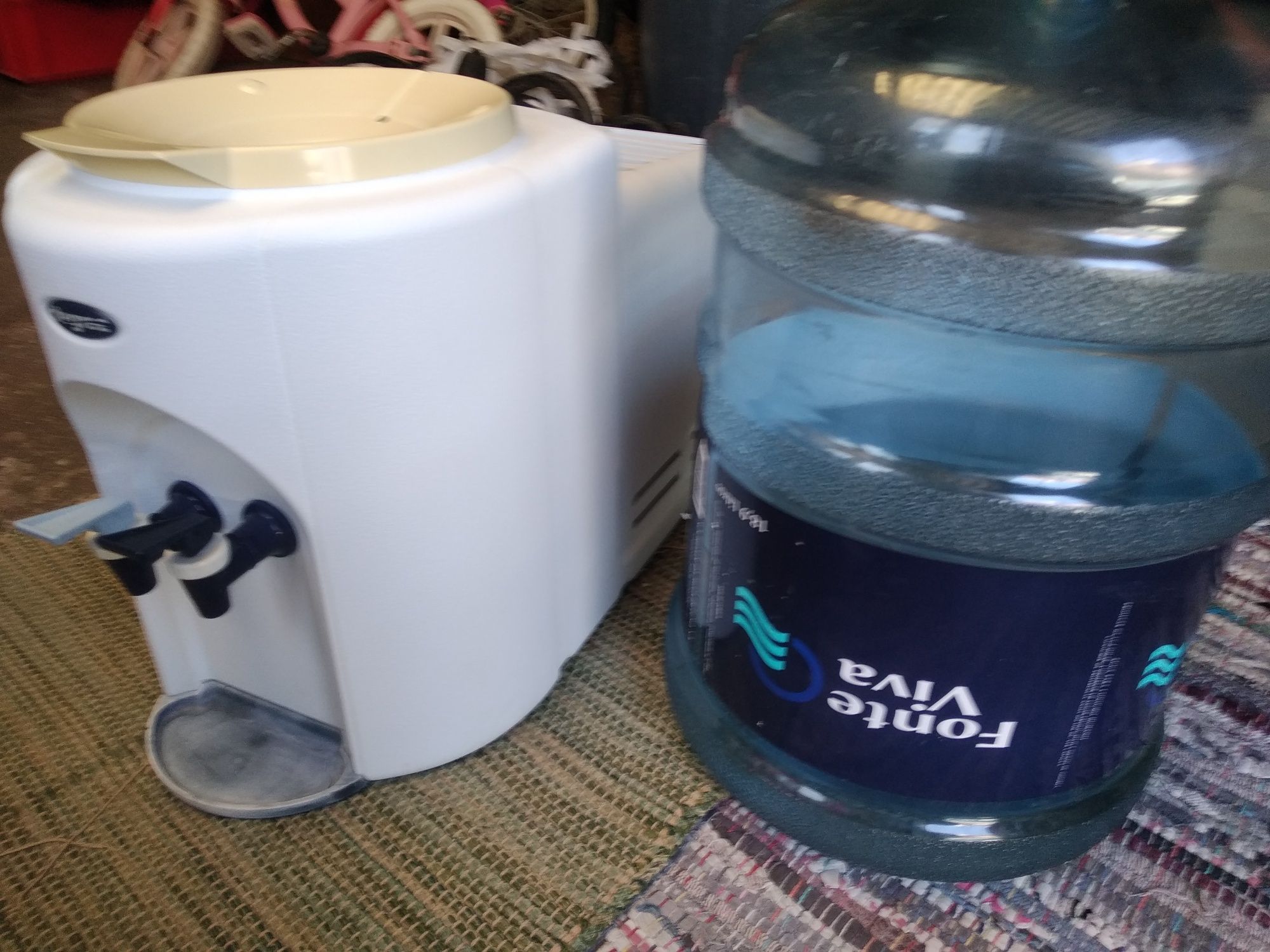 Dispensador para beber água normal ou fria (gelada) + garrafão de 20L