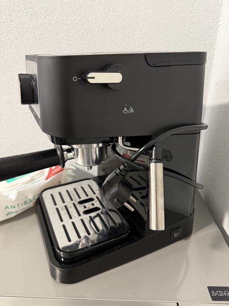 Кавоварка ріжкова DeLonghi EC260BK майже нова