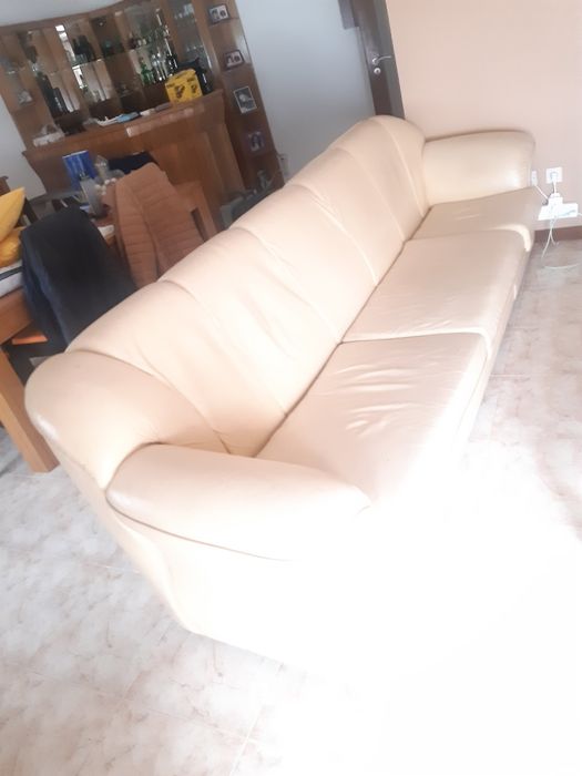 Sofá em pele cor creme com 2,95m