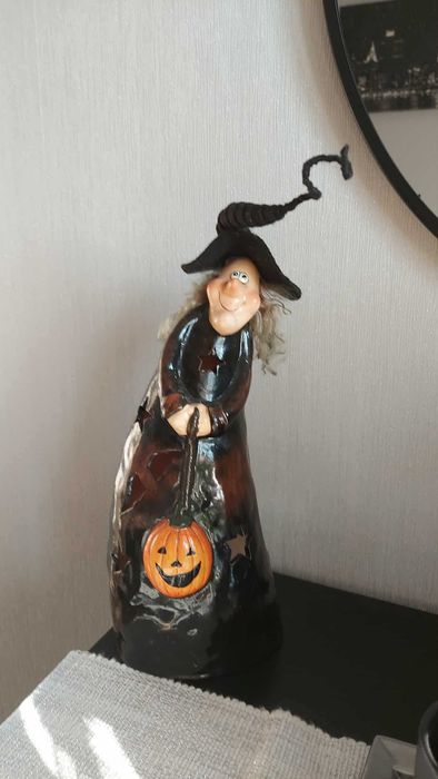 Figurka ceramiczna lampion czarownicy z latarnią w dyni na Halloween