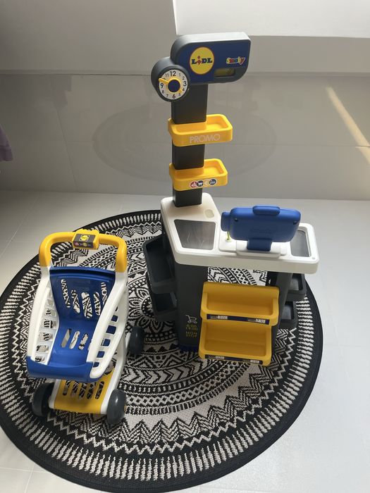 Sklepik lidl z wózkiem na zakupy