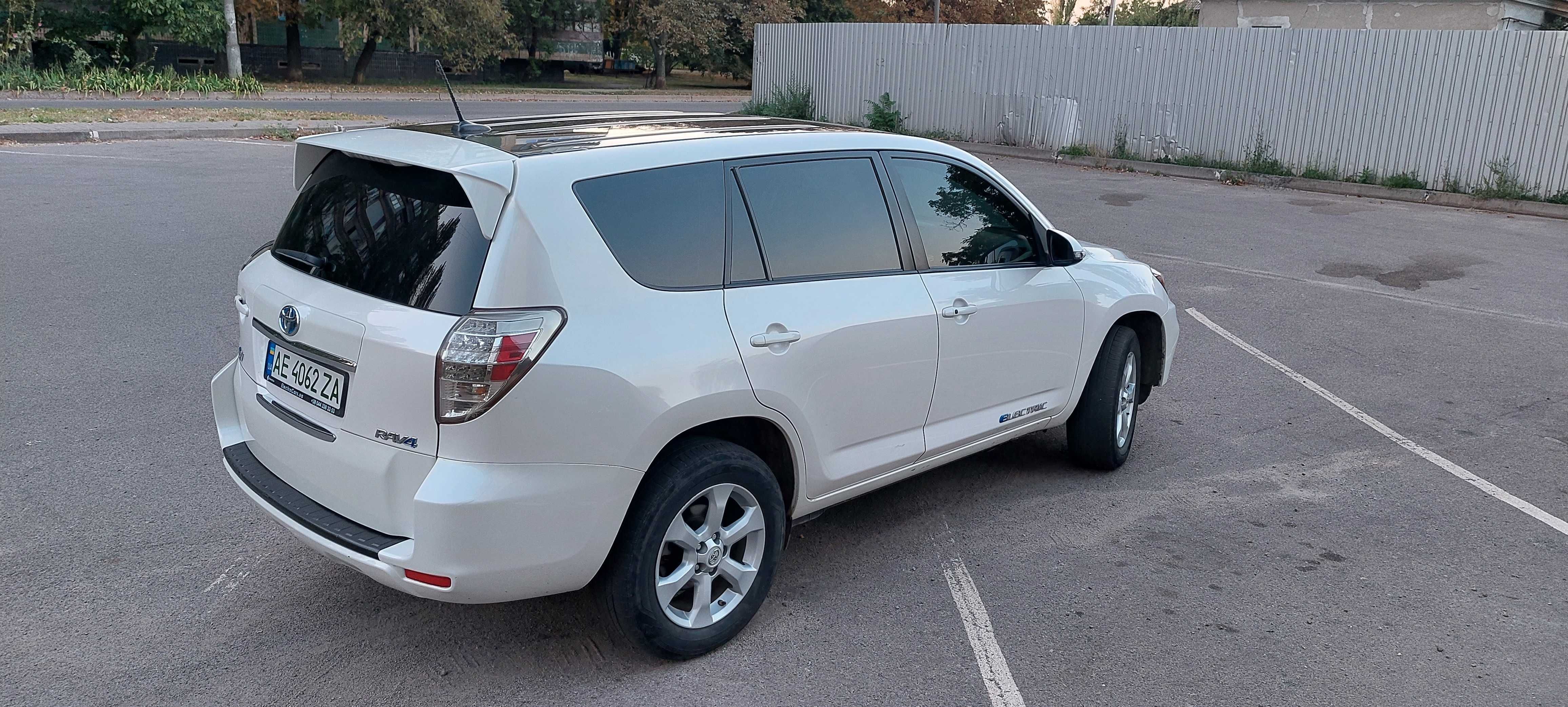 Продам Toyota RAV4 EV 2014