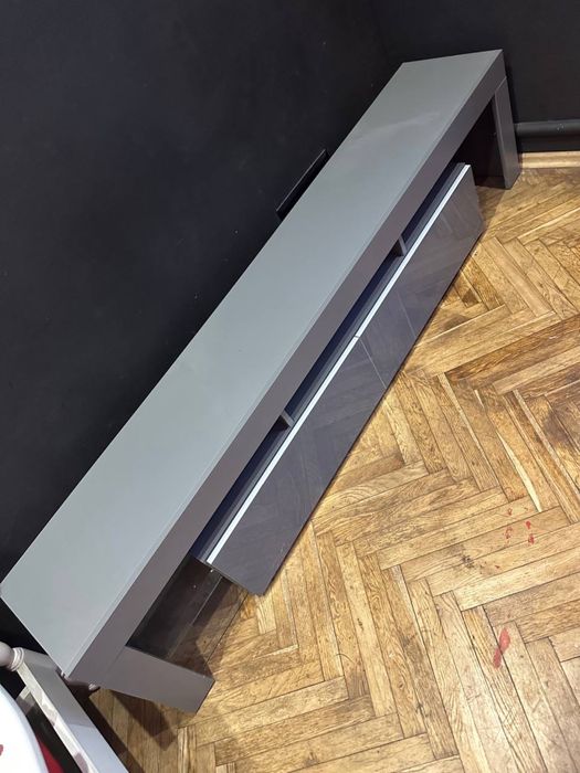 Тумбочка під телевізор