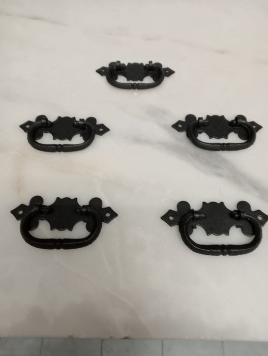 5 puxadores em ferro preto.