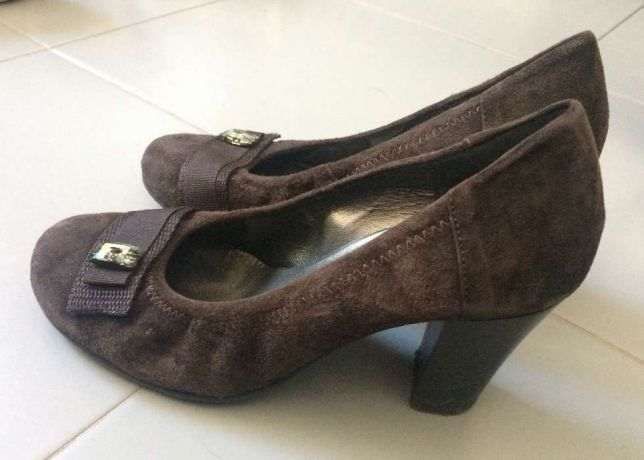 Sapatos castanhos de senhora (tam 37)