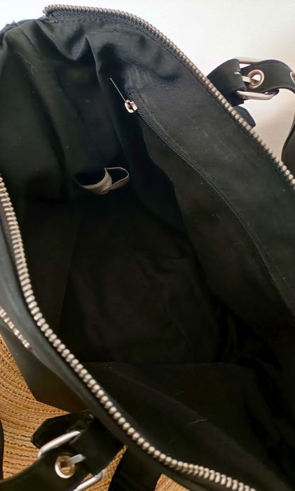 Bolsa preta em poliuretano com alça ajustável e design elegante