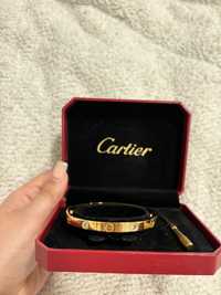 um bracelete  Cartier