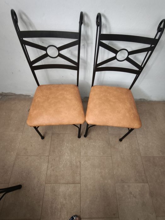 Mesa Antiga de madera roda de carro e 4 cadeiras