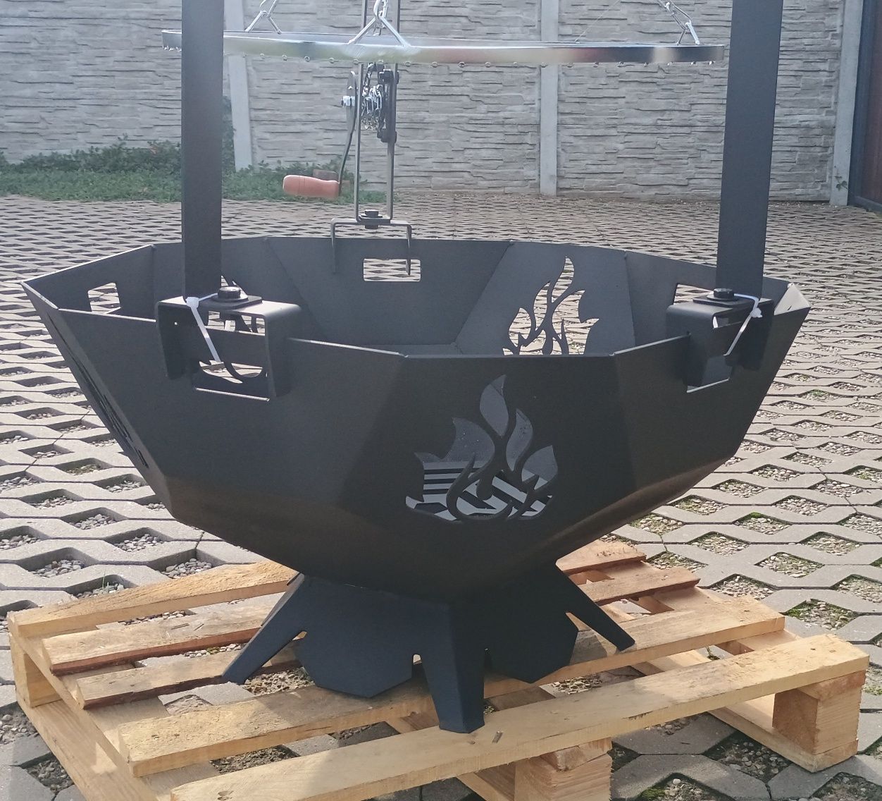 1. Palenisko ogrodowe 80 cm z rusztem – grill i dekoracja w jednym!