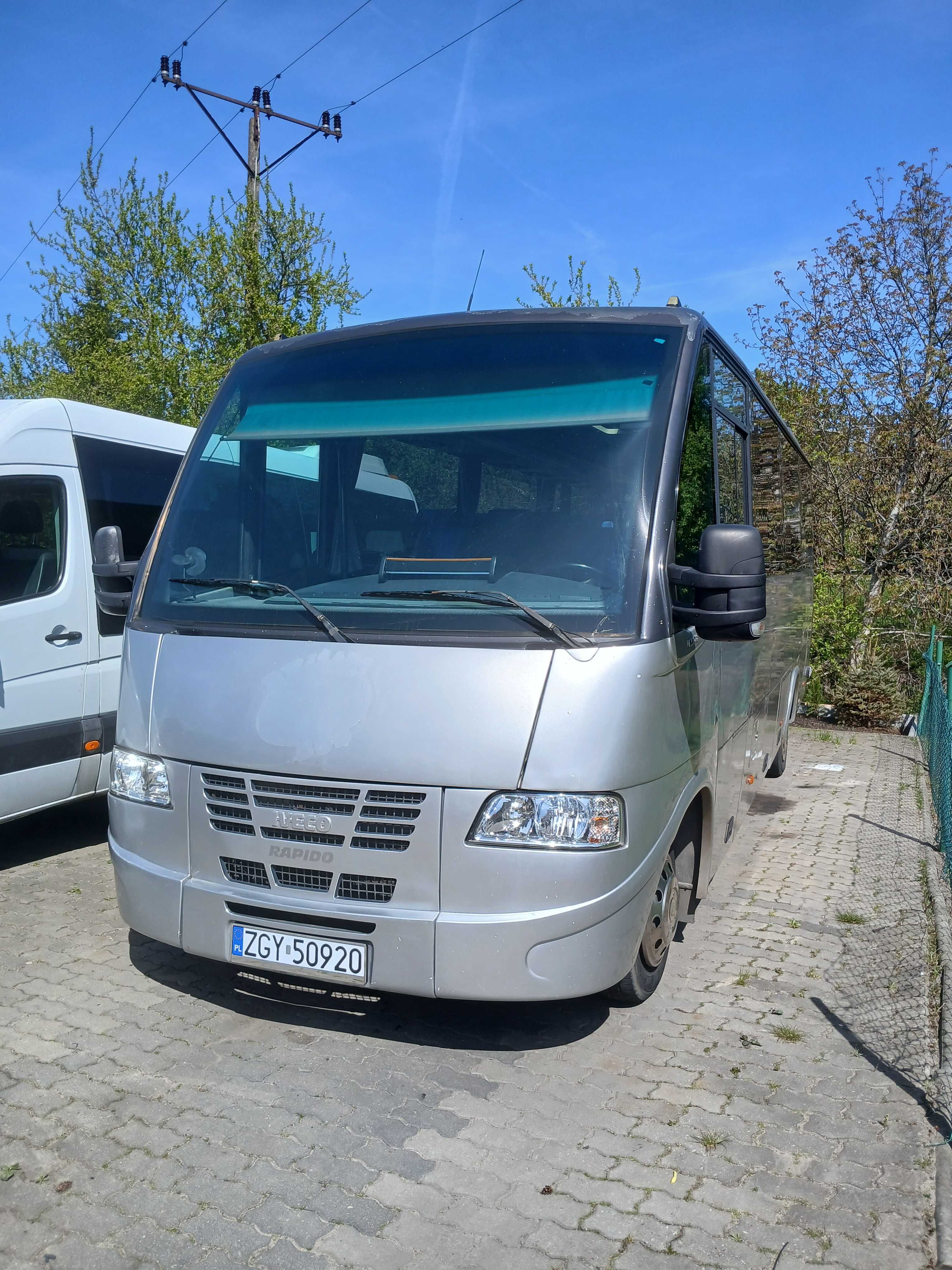 Przewóz osób wynajem busów i autobusów z kierowcą