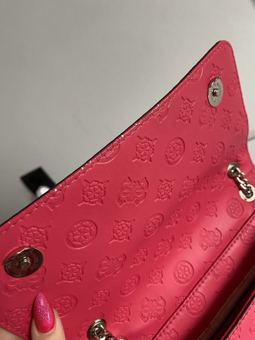 Torebka guess fuksja różowa monogram listonoszka crossbody