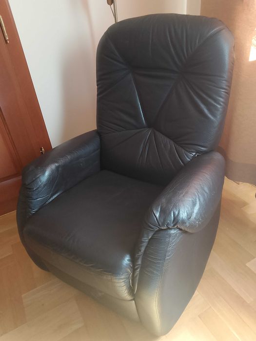 Fotel z wysuwanym podnóżkiem -skóra naturalna, stan bardzo dobry