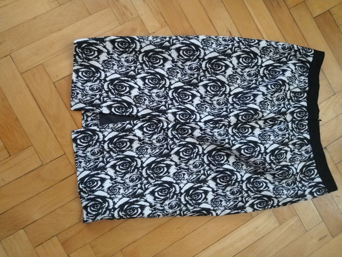 Spódnica Reserved 36 w czarne róże