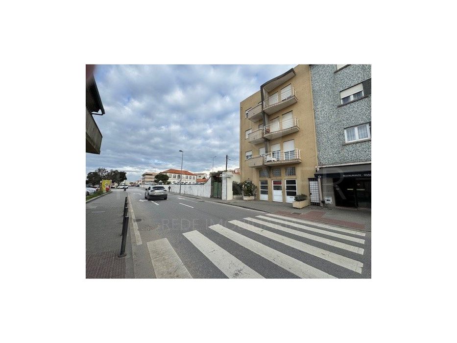 LOJA destinada a 'comércio ou serviços' para arrendamento