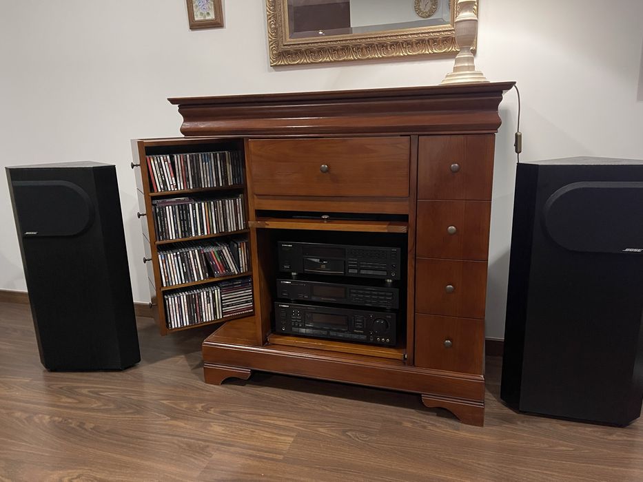 Movel com aparelhagem Pioneer ( PD-7700; F449; VSA-5500) e Bose 401