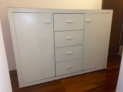 Cómoda branca com gavetas e portas