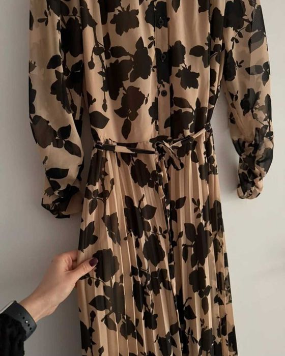 Reserved dluga elegancka beżowa plisowana sukienka