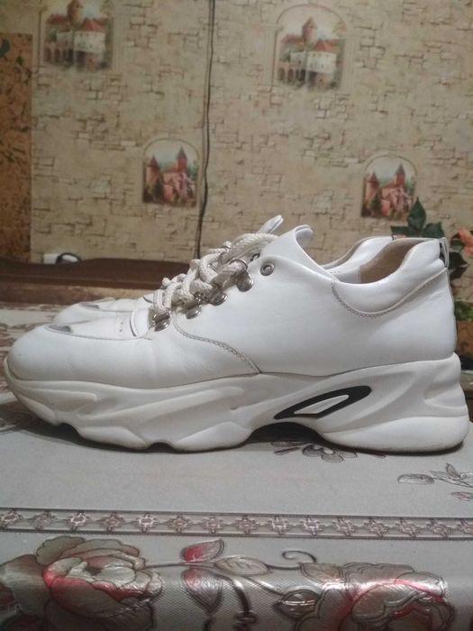 Кроссовки,сникерсы белые  нa высoкой подошве 41-42р. кожa Cenicenio