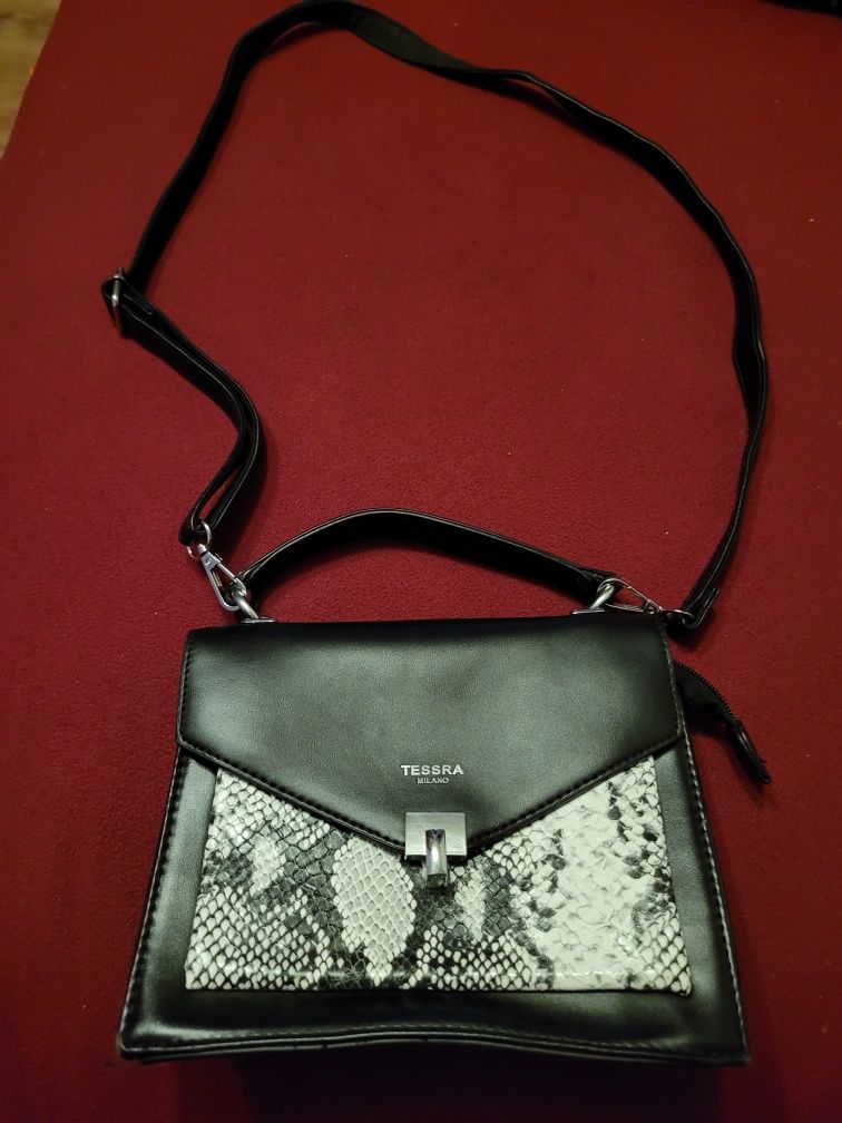 Czarna elegancka torebka z motywem węża Tessra Milano