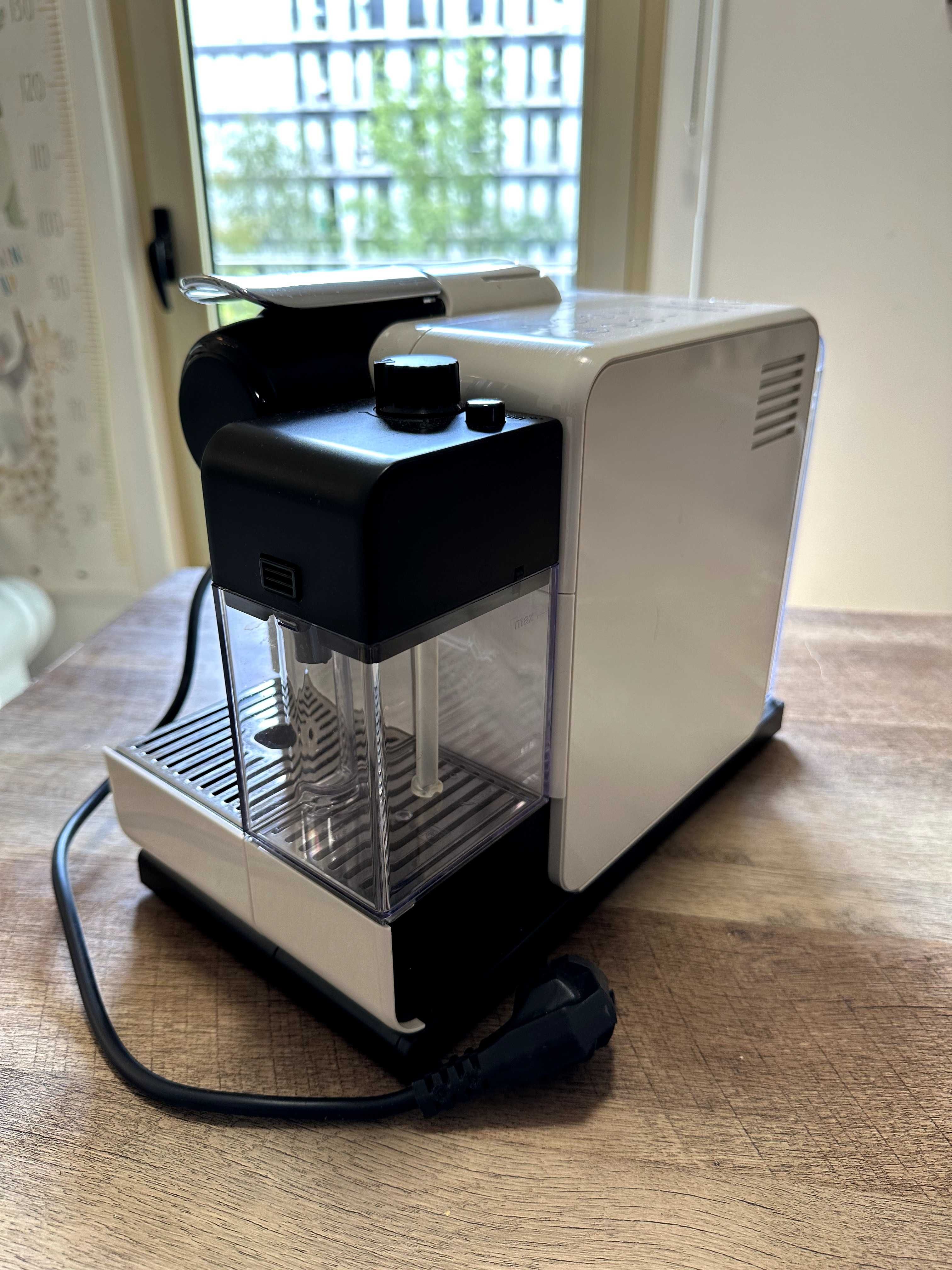 Máquina de café DeLonghi Nespresso Lattissima EN550.W White