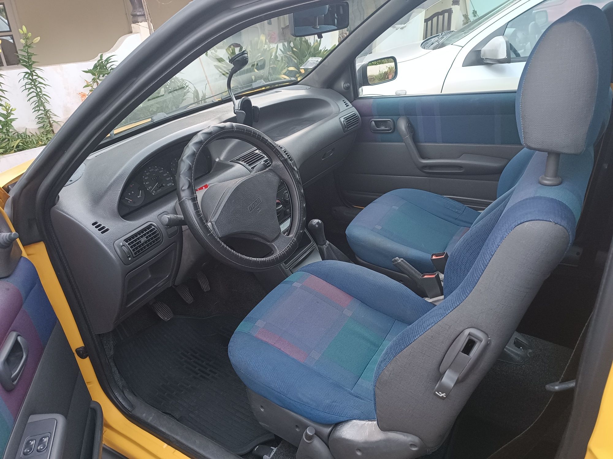 Fiat Punto 55S 

-Ano 1997
-Motor 1.1 Fire
-Gasolina 
-Manua
