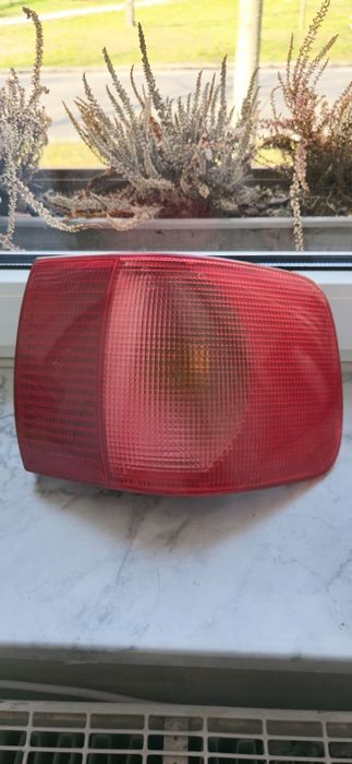 Lampa Tylna Tył Prawa W Błotniku Audi 80 B4 Sedan