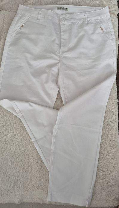 Białe damskie spodnie letnie.