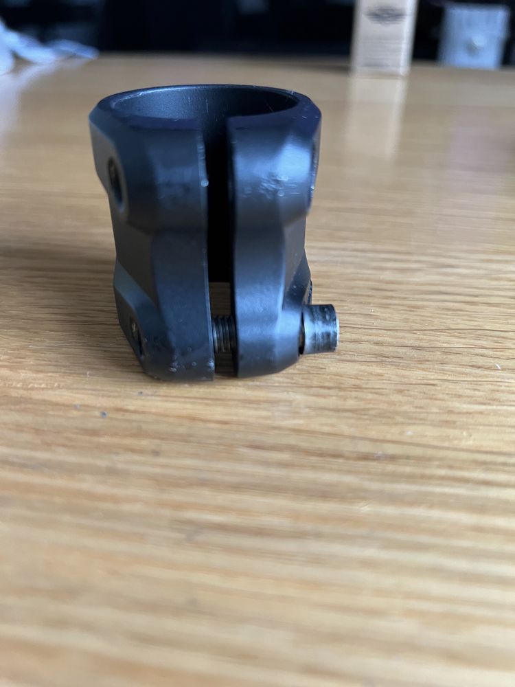 Zacisk tilt sculpted do hulajnogi