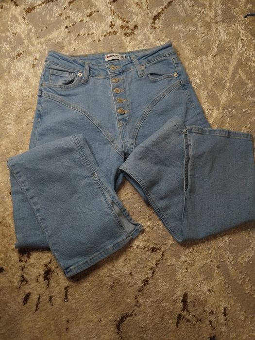 Жіночі джинси з туш ар ефектом та вирізами знизу