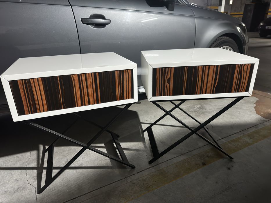 Duas mesinhas cabeceira como novas