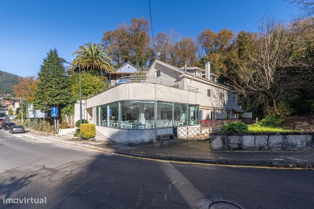 Moradia T5 + espaço comercial de grandes dimensões no centro do Gerês!