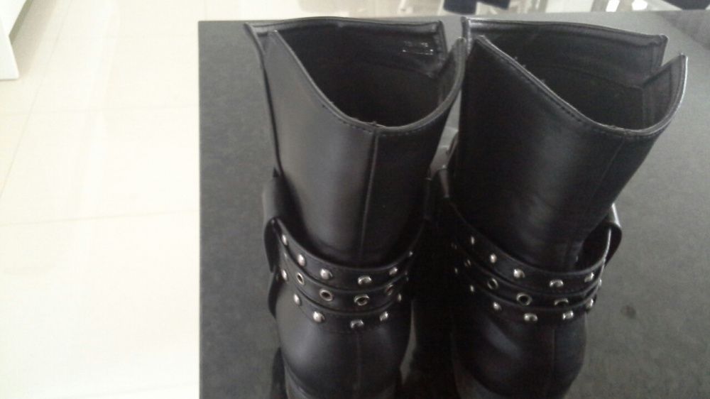 Botins  pretos confortaveis