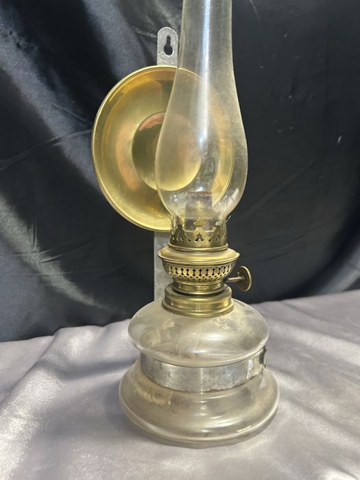 Lampa Naftowa z Dużym Szklanym Pojemnikiem i Miedzianym Talerzem