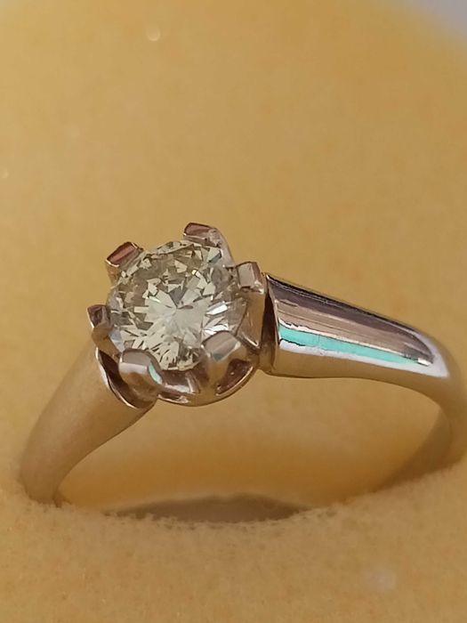 Złoty pierścionek 585 z brylantem  0,66ct (certyfikat )