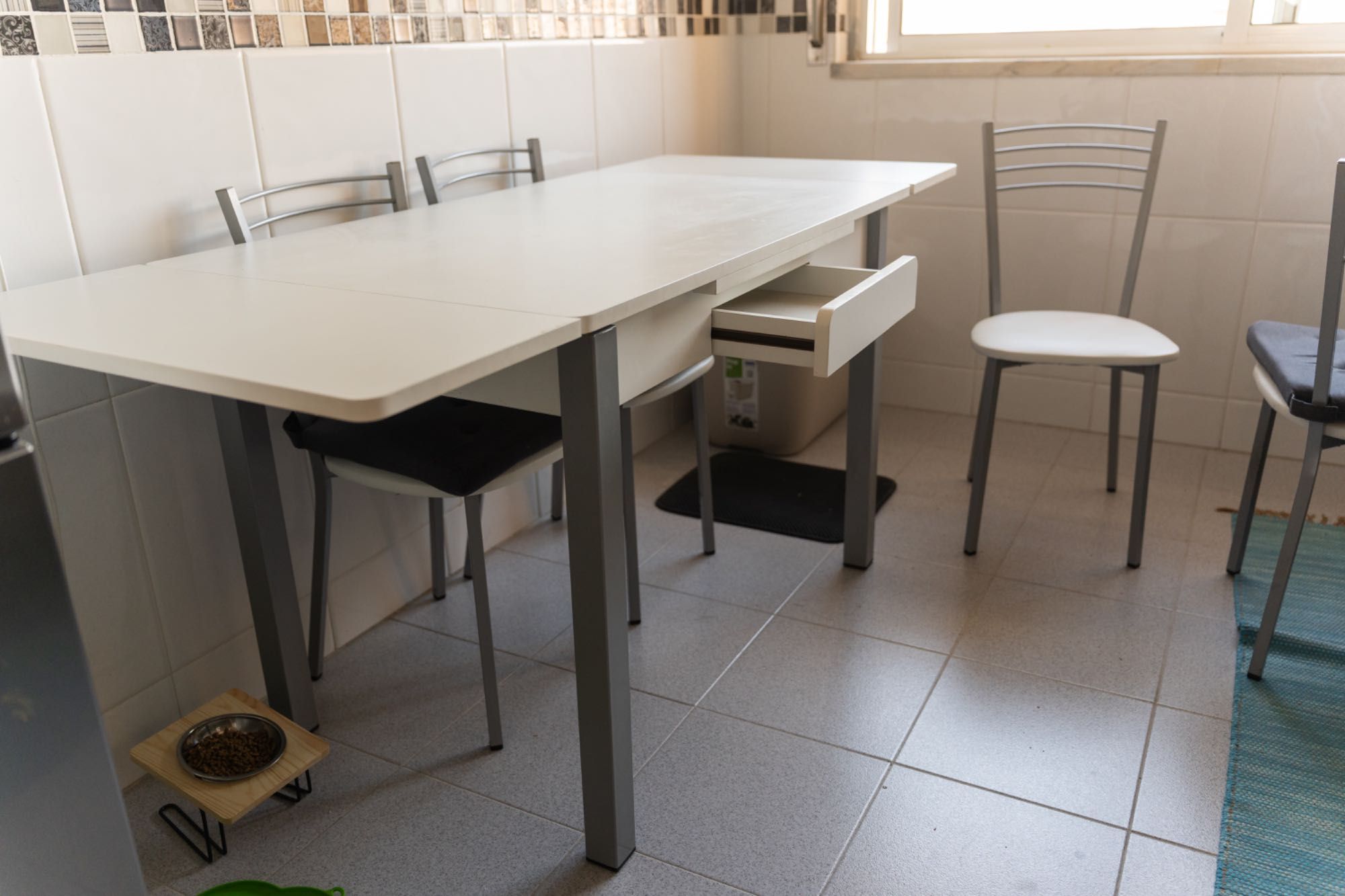 Mesa e cadeiras de cozinha usadas mas em excelente estado - FOTOS