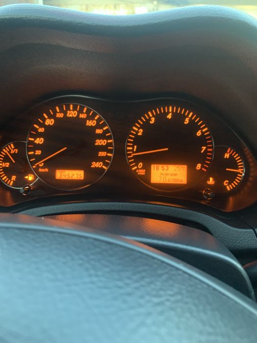 Тойота авенсис 1,8 бенз очень хорошее состояние