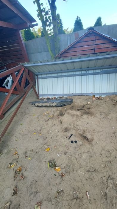 Daszek ogrodowy, mała wiata, suszarka do prania.