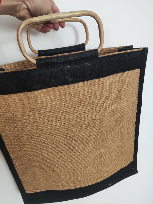 Kurowa torba z drewnianymi rączkami