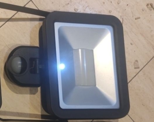 Lampa kolekcjonerska zewnętrzna kinkiet naświetlacz 50 w Czujnik ruchu