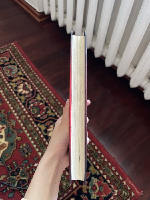 Дві частини книги «Служниця» Фріда Мак-Фадден