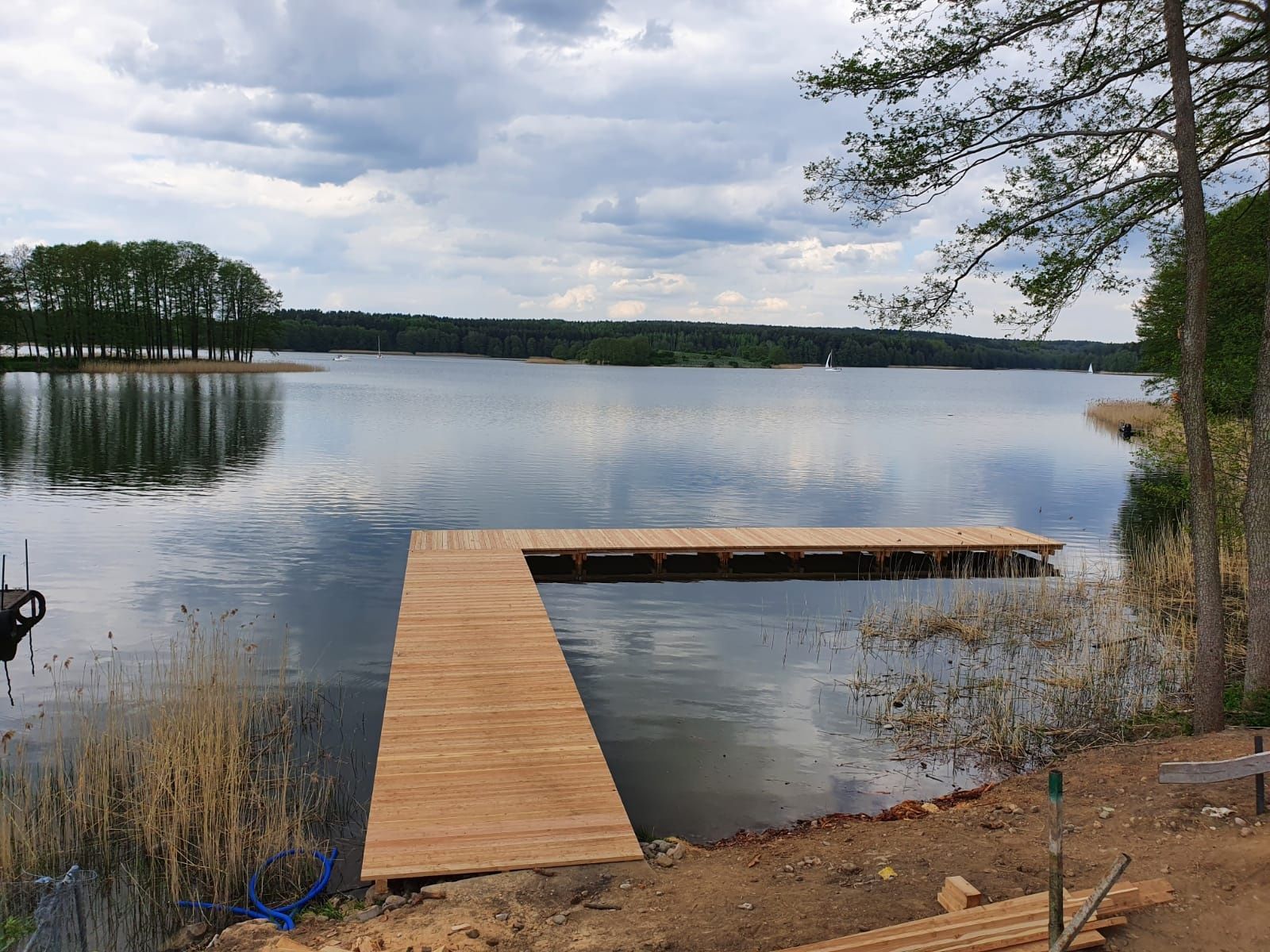 Budowa pomostów wbijanie pali kafar budowa pomostu