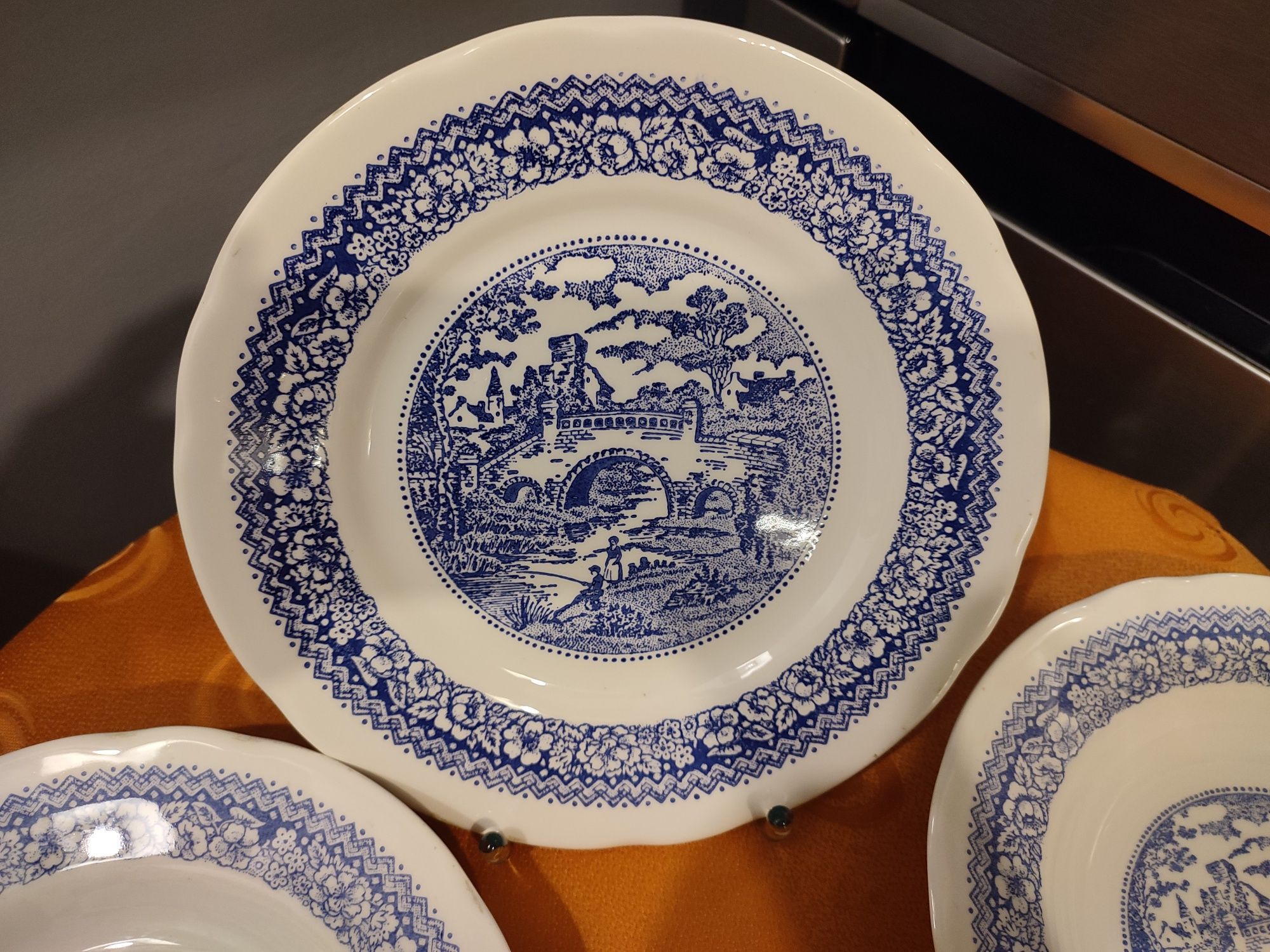 Śliczny zestaw czterech talerzy porcelana Angielska