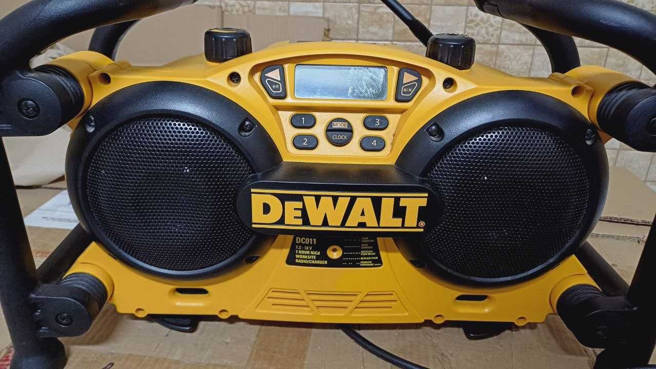 Радио DeWALT DC011